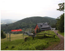 Blick auf die Hubertusbaude und den Skihang