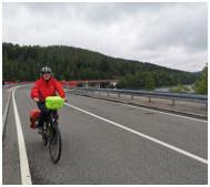 Brigitte radelt ber den Talsperrendamm bei Rauschenbach