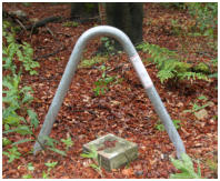 Ohne Fahrradbgel ist der Gipfelstein kaum zu finden