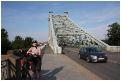 Die Elbe wird auf dem "Blauen Wunder" gequert