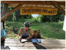 Brigitte trgt uns ins Gipfelbuch ein