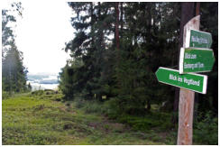 Nach drei Seiten bieten sich Gipfelblicke vom Hirschenstein